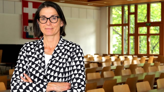 Direktorin des Ferienlagers Fiesch steht vor einer leeren Mensa Direktorin des Ferienlagers Fiesch steht vor einer leeren Mensa