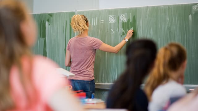 Lehrerin an der Tafel Lehrerin an der Tafel