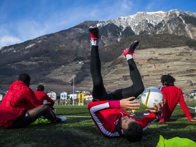 Sion-Spieler mit dem Ball im Training. Sion-Spieler mit dem Ball im Training.