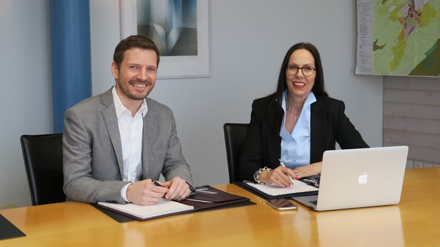Ein Mann und eine Frau in Businesskleidung. Ein Mann und eine Frau in Businesskleidung.