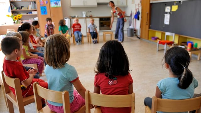 Kinder sitzen im Kindergarten im Kreis Kinder sitzen im Kindergarten im Kreis