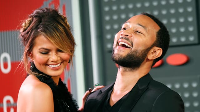 Links das Model Chrissy Teigen zusammen mit ihrem Mann, dem Musiker John Legend. Links das Model Chrissy Teigen zusammen mit ihrem Mann, dem Musiker John Legend.