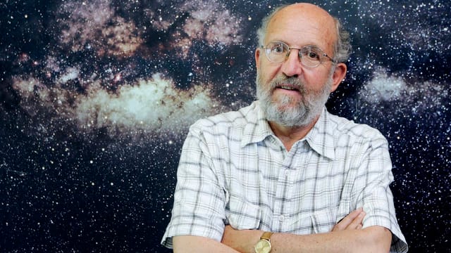 Porträtfoto von Michel Mayor vor einem Bild mit Sternen. Porträtfoto von Michel Mayor vor einem Bild mit Sternen.