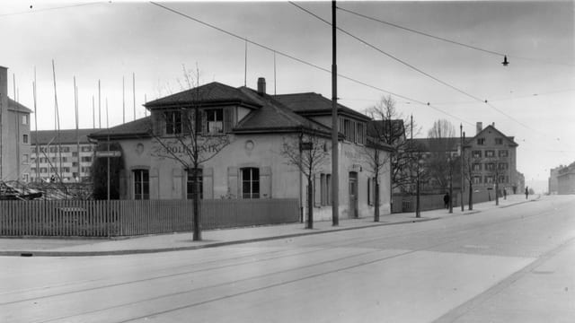 Schwarz-Weiss Bild einer Strasse mit Häusern dran Schwarz-Weiss Bild einer Strasse mit Häusern dran