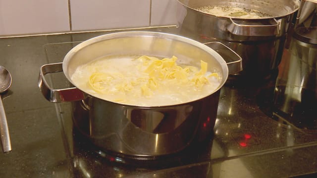 Nudeln kochen Nudeln kochen