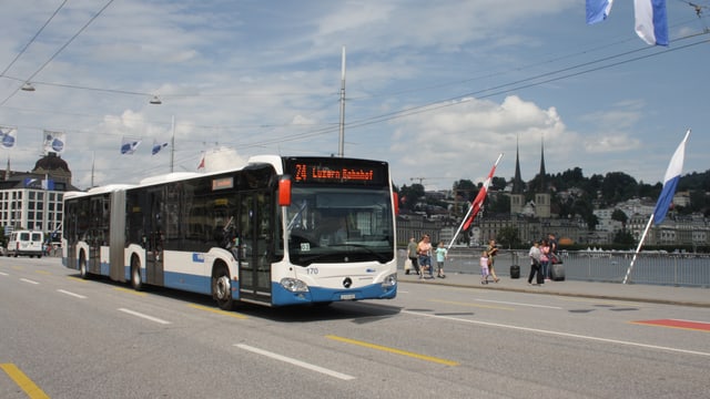 Ein blauweisser Bus, welcher auf einer Strasse fährt. Ein blauweisser Bus, welcher auf einer Strasse fährt.
