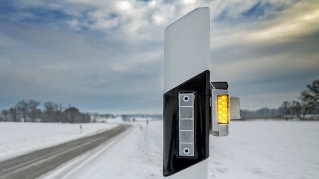 Strassenpfosten mit kleinem blinkenden Kästchen. Strassenpfosten mit kleinem blinkenden Kästchen.