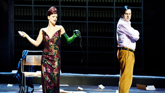 Links die junge Norina, rechts der ältere Don Pasquale Links die junge Norina, rechts der ältere Don Pasquale