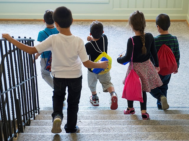 Kinder gehen eine Treppe hinunter Kinder gehen eine Treppe hinunter