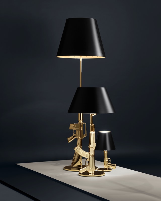 Drei Lampen mit goldenen Ständern in Form von Waffen. Drei Lampen mit goldenen Ständern in Form von Waffen.
