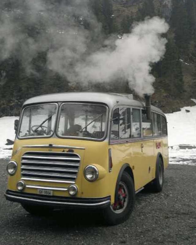 «Hier mein Hippie-Bus. Das Berna Postauto aus dem Jahr 1954 - mit Faltdach über die ganze Länge. Ist die Strecke Rodi Fiesso nach Dalpe gefahren.» Dieser Bus ist seit 10 Jahren in Besitz von SRF 3 Hörer Robin Wehrli.