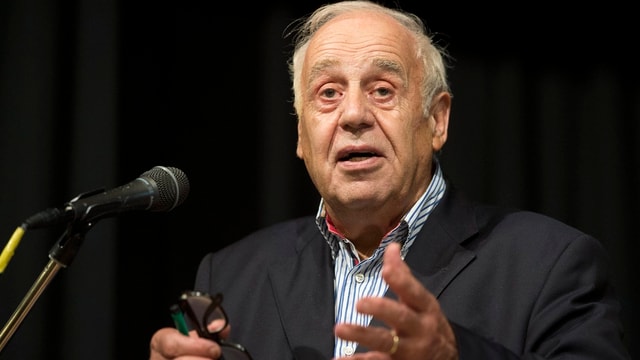 Ziegler bei einer Rede vor einem Mikrofon. Ziegler bei einer Rede vor einem Mikrofon.