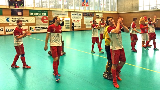 Turnhalle, Spieler freuen sich Turnhalle, Spieler freuen sich