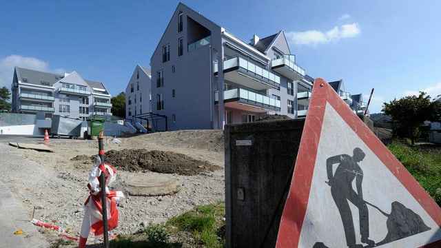Beinahe fertiggestellte Mehrfamilienhäuser Beinahe fertiggestellte Mehrfamilienhäuser