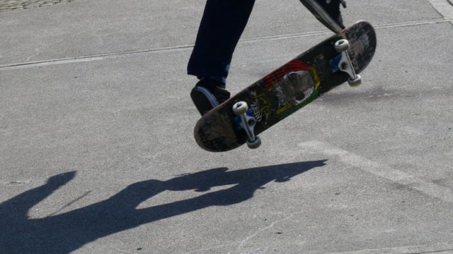 Ein Skater macht einen Trick Ein Skater macht einen Trick