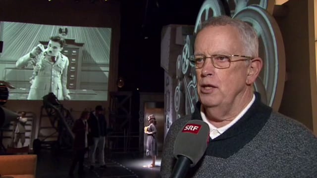 Eugene Chaplin vor dem Eschtisch. Eugene Chaplin vor dem Eschtisch.