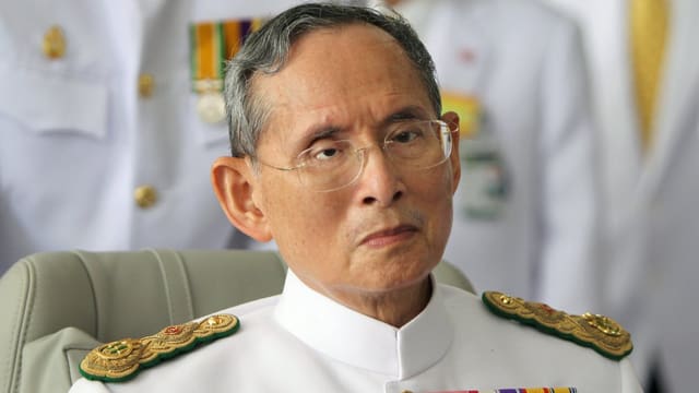König Bhumibol im Porträt. König Bhumibol im Porträt.