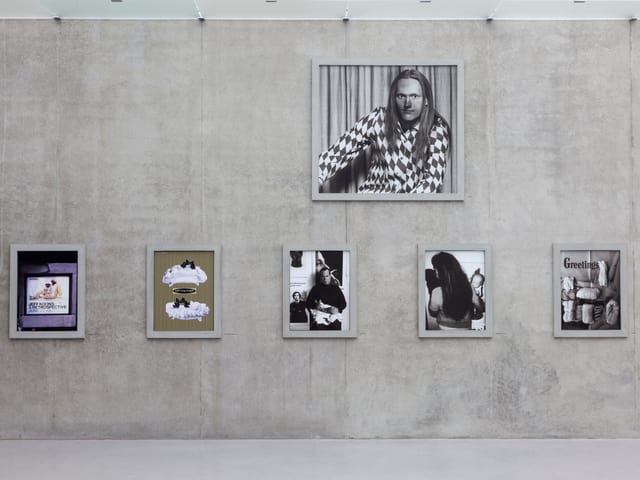 Fotos hängen an der Betonwand. Fotos hängen an der Betonwand.