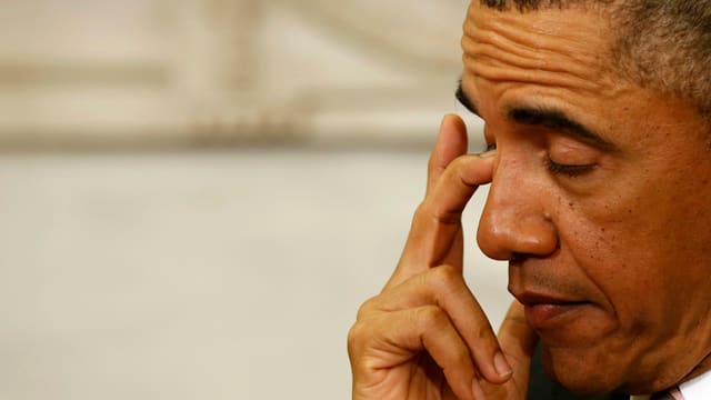 US-Präsident Barack Obama reibt sich mit dem Finger das Auge. US-Präsident Barack Obama reibt sich mit dem Finger das Auge.