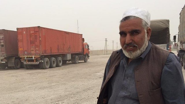 Gulab Jan vor parkierten Lastwagen. Gulab Jan vor parkierten Lastwagen.