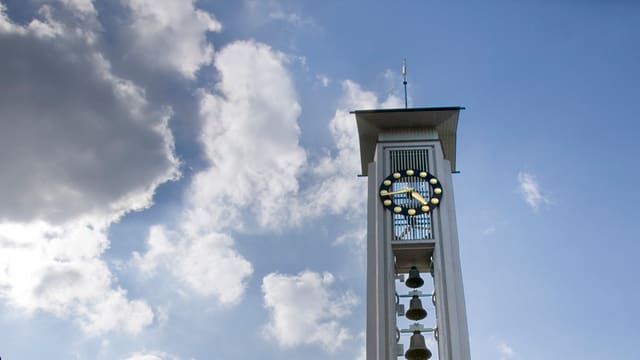 Ein Kirchenturm, rund herum sind dunkle Wolken. Ein Kirchenturm, rund herum sind dunkle Wolken.