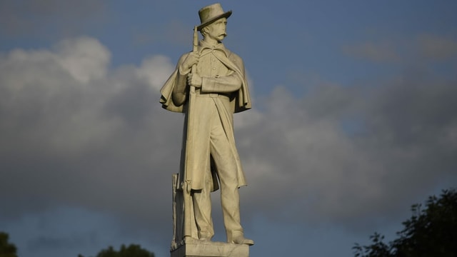 Statue mit einem Soldaten mit Gewehr. Statue mit einem Soldaten mit Gewehr.