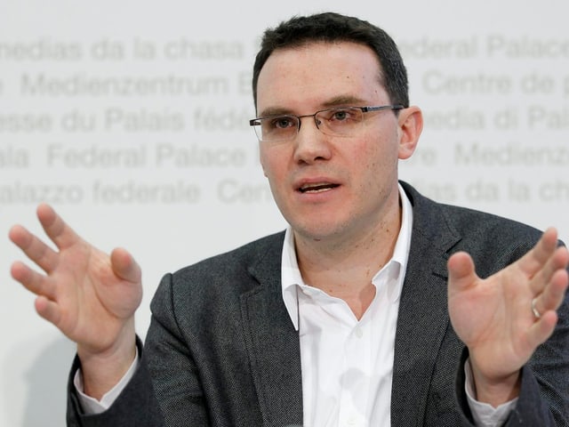 Lutz spricht auf dem Podium des Bundeshaus-Medienzentrums. Lutz spricht auf dem Podium des Bundeshaus-Medienzentrums.