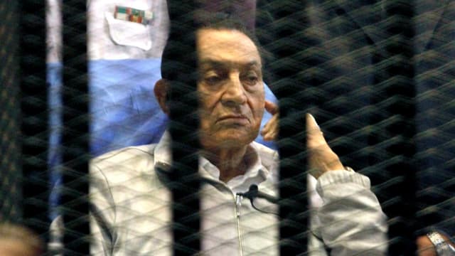 Hosni Mubarak hinter Gitterstäben. Hosni Mubarak hinter Gitterstäben.