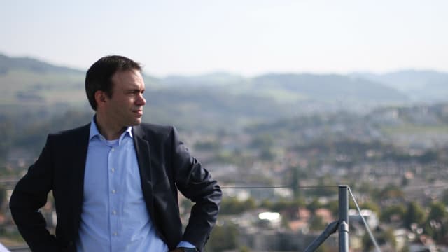 Ostermundiger Gemeindepräsident Thomas Iten blickt von Hochhaus auf Stadt Bern. Ostermundiger Gemeindepräsident Thomas Iten blickt von Hochhaus auf Stadt Bern.