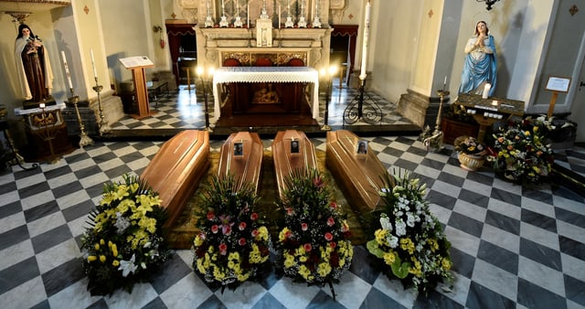 Särge sind in einer Kirche in der Nähe von Bergamo aufgereiht Särge sind in einer Kirche in der Nähe von Bergamo aufgereiht
