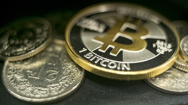 Franken und Bitcoins in einem Portmonai. Franken und Bitcoins in einem Portmonai.