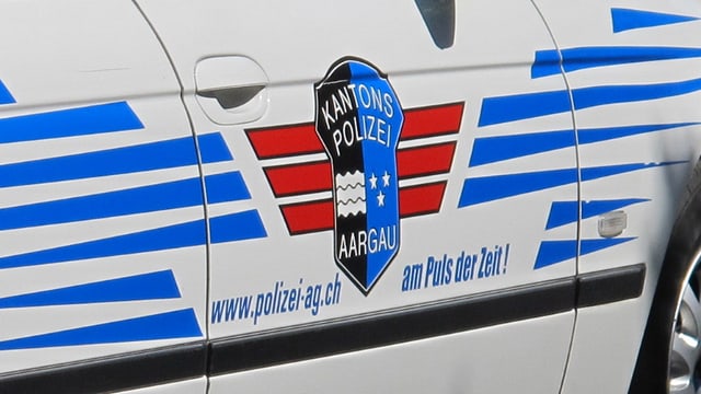 Autotür eines Einsatzfahrzeuges der Kantonspolizei Aargau mit dem Logo. Autotür eines Einsatzfahrzeuges der Kantonspolizei Aargau mit dem Logo.