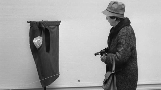 Eine Besucherin der Kunsthalle Bern am 20. Maerz 1969 vor einem Kunstwerk in der Ausstellung "Wenn Attitueden Formen werden". Eine Besucherin der Kunsthalle Bern am 20. Maerz 1969 vor einem Kunstwerk in der Ausstellung "Wenn Attitueden Formen werden".