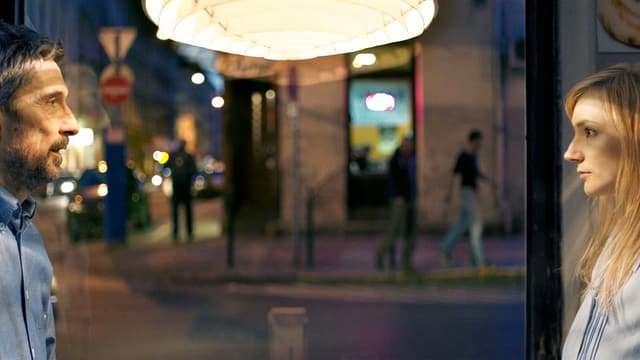 Ein Mann und eine Frau sitzen im Restaurant und sehen sich an. Ein Mann und eine Frau sitzen im Restaurant und sehen sich an.