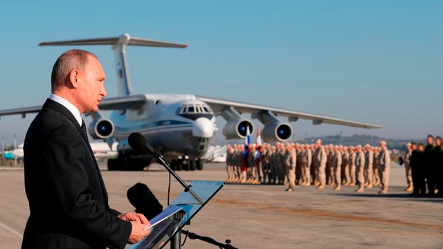 President Vladimir Putin tar ina visita da truppas en Siria il december 2017. President Vladimir Putin tar ina visita da truppas en Siria il december 2017.