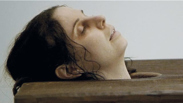 Sabina Specker als Katharina Walser in einem Deckelbad. Sabina Specker als Katharina Walser in einem Deckelbad.