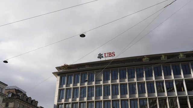 Die obersten Stockwerke einer Grossbank werden gezeigt; am Himmel sieht man die Drähte der Tramlinien. Die obersten Stockwerke einer Grossbank werden gezeigt; am Himmel sieht man die Drähte der Tramlinien.