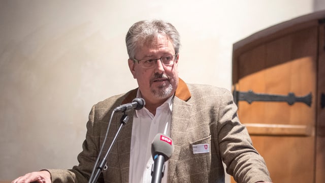 Mann vor Mikrofon Mann vor Mikrofon