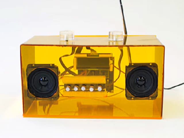 Ein gelbes durchsichtiges Radio. Ein gelbes durchsichtiges Radio.