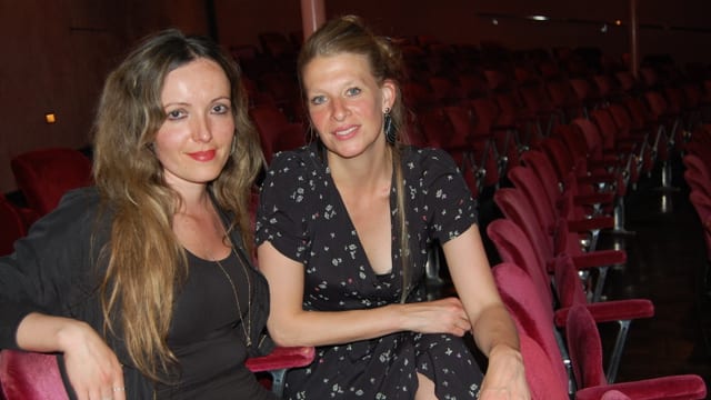 Zwei Frauen im Theatersaal. Zwei Frauen im Theatersaal.