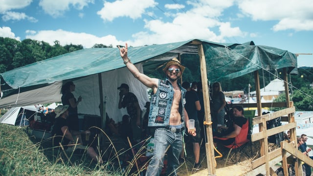 Django Banani aka Timo Gempel hat zusammen mit seinen Freunden ein Jahr an der Planung ihrer Zeltstätte gearbeitet Django Banani aka Timo Gempel hat zusammen mit seinen Freunden ein Jahr an der Planung ihrer Zeltstätte gearbeitet
