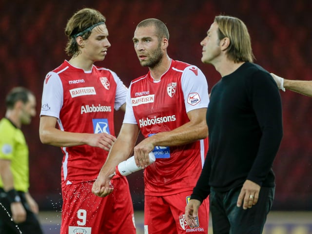 Sion-Trainer Paolo Tramezzani gibt Anweisungen. Sion-Trainer Paolo Tramezzani gibt Anweisungen.