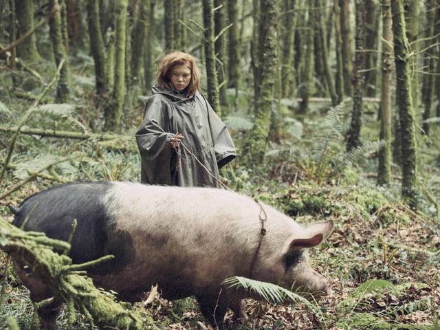 Frau führt ein Schwein an der Leine. Frau führt ein Schwein an der Leine.