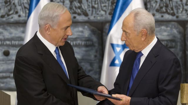 Peres übergibt Netanjahu (links) ein Dokument Peres übergibt Netanjahu (links) ein Dokument