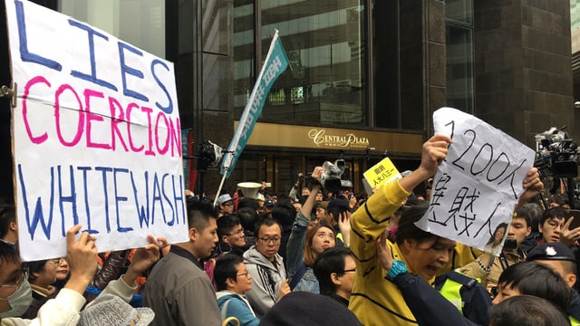 Vor dem Kongresszentrum in Hongkong protestieren die Menschen gegen das Wahlverfahren. Vor dem Kongresszentrum in Hongkong protestieren die Menschen gegen das Wahlverfahren.