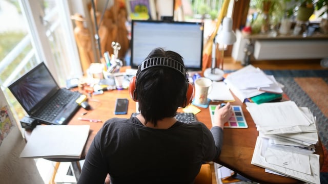Eine Frau arbeitet zu Hause am Bildschirm. Eine Frau arbeitet zu Hause am Bildschirm.