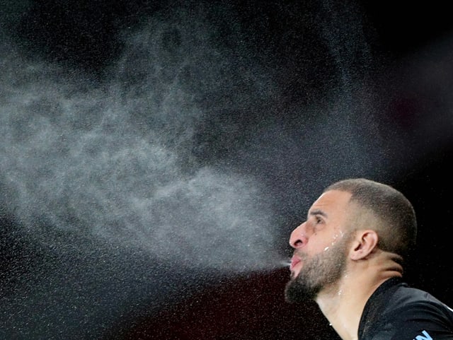 Manchester Citys Kyle Walker speit vor dem Duell gegen Arsenal Wasser.