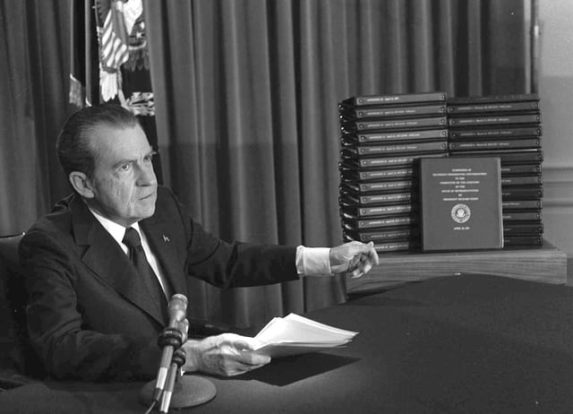 Auf dem Bild ist Richard Nixon neben einem Stapel Transkripte zu sehen. Auf dem Bild ist Richard Nixon neben einem Stapel Transkripte zu sehen.