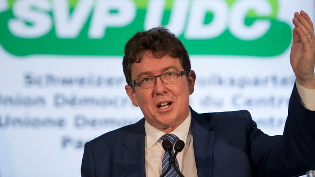 SVP-Parteipräsident Rösti spricht vor den Delegierten. SVP-Parteipräsident Rösti spricht vor den Delegierten.