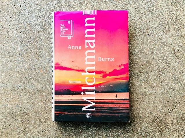 Der Roman «Milchmann» von Anna Burns liegt auf einem Zementboden Der Roman «Milchmann» von Anna Burns liegt auf einem Zementboden